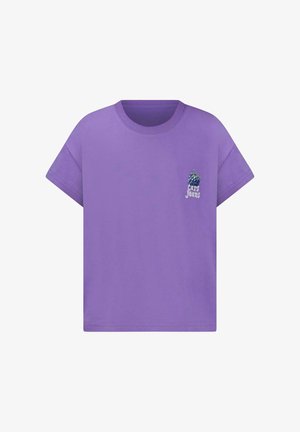 Paars T-shirt met korte mouwen, ronde hals en een kleine grafische print in blauw en wit met daarop "Cars Jeans" en een bessenontwerp.