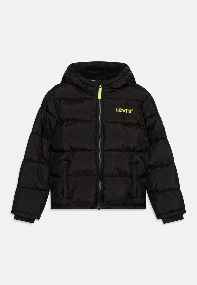 Zwarte pufferjas met capuchon, ritssluiting en groen Levi's-logo op de borst. Beschikt over een horizontaal doorgestikt ontwerp en zijzakken.
