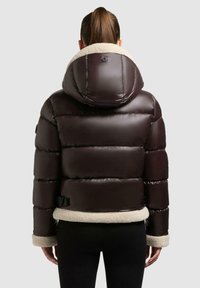 Braune Daunenjacke mit einem plüschigen, cremefarbenen Kragen und Bündchen, ausgestattet mit horizontalen Nähten und einem leicht verkürzten Schnitt.