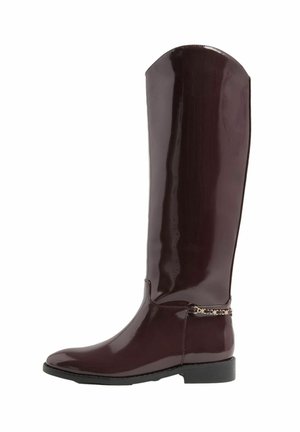 Knee-high, blizguojančios bordo spalvos botai, pagaminti iš blizgaus paviršiaus, su auksine grandine šalia kulkšnies ir plokščiu juodu padu.