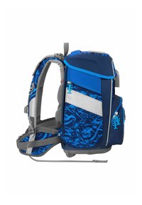 Mochila azul con detalles en gris, presenta una superficie texturizada, múltiples compartimentos con cremallera y detalles con patrones en la tela.