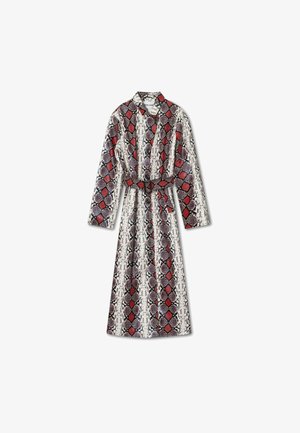 Langes, knopfbares Kleid im Schlangenhautmuster mit roten und schwarzen Rauten auf weißem Hintergrund. Enthält einen passenden Gürtel und lange Ärmel.