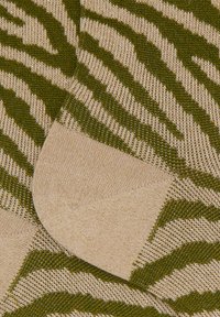 Maglione lavorato a maglia con un motivo a strisce zebra verde oliva e beige. Texture morbida con bordi a costine e una finitura liscia.