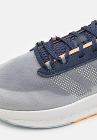 adidas Sportswear AVRYN - Športni copati - shadow navy/acid orange