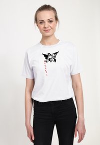 Bílé bavlněné tričko s černým motivem anděla s roztaženými křídly a červenými srdíčky padajícími z ruky. Jednoduchý kulatý výstřih.