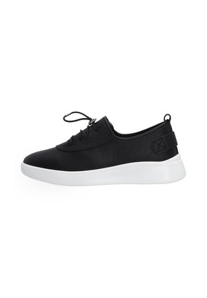 Schwarzer Schnürsneaker mit strukturiertem Obermaterial und einer kontrastierenden weißen Sohle, mit einem kleinen Logo an der Seite und einer Zuglasche an der Ferse.
