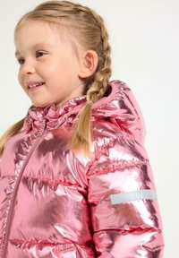 Giacca a vento metallizzata rosa con cappuccio, dotata di chiusura con zip e bordo elastico, accentuata da una striscia riflettente grigia sulla manica.