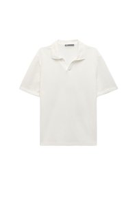 Hvid polo shirt lavet af struktureret stof, med krave og korte ærmer. Let ribbet mønster på stoffet.