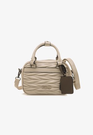 Beige Handtasche mit strukturiertem Material und Rautenmuster, zwei oberen Griffen, abnehmbaren Schulterriemen und einem angehängten Markenlabel.