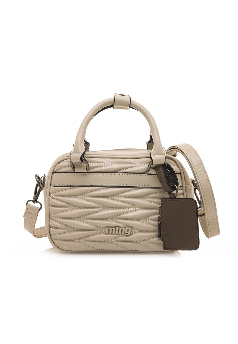 Borsa a mano beige con texture e motivo a rombi, manici superiori doppi, tracolla staccabile e etichetta con il logo attaccata.