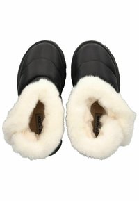 Bottes à enfiler noires rembourrées avec une doublure en fausse fourrure blanche duveteuse au col, bout arrondi et semelle en caoutchouc texturée.