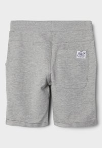 Shorts en mélange de coton gris avec une taille élastique côtelée, dotés d'une poche arrière et d'un petit label de marque en haut à droite.