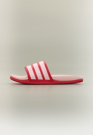 Rød og pink slidssandal med tre hvide striber på stroppen og en kontureret, polstret fodseng mærket Cloudfoam.
