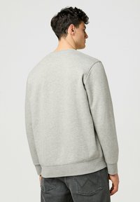 Wrangler LONG SLEEVE SMALL GRAPHIC CREW - Sudadera - mid grey mel