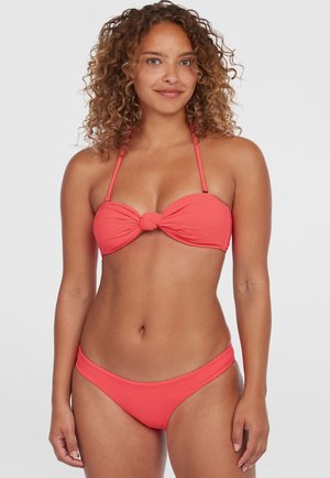 Koraal bikini set met een geknoopte bandeau top met verstelbare bandjes en bijpassende lage broekjes, vervaardigd uit textuurstof en met een naadloos ontwerp.