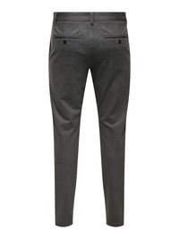 Pantalon gris foncé ajusté avec jambes fines, deux poches arrière à boutons et passants de ceinture, vu de dos.