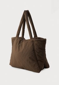 Borsa tote marrone, trapuntata, con due manici lunghi, caratterizzata da una consistenza morbida e stropicciata e dettagli di cucitura evidenti. Forma rettangolare.