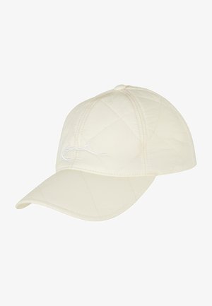 Hvid quiltet kasket med en buet skygge, der har et broderet logo foran og tekstureret stof. Justerbar rem bagpå.