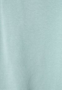 Tissu en coton vert d'eau clair avec une texture lisse, présentant un motif côtelé subtil sur toute la surface. Aucun détail ou ornement prononcé.