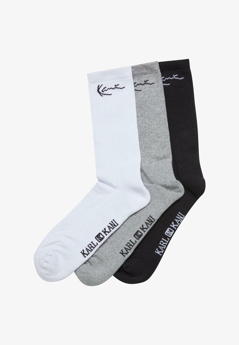 Kolm puuvillast sokki valges, hallis ja mustas värvuses. Igal sokil on ülal kontrastset värvi logo. Sile tekstuur, klassikaline disain.
