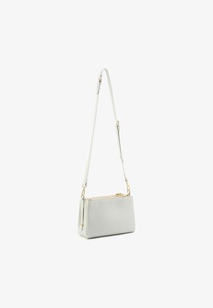 Witte rechthoekige crossbodytas met verstelbare riem, goudkleurige hardware en bovenste ritssluiting.