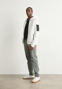 BOSS MARTIC - Adīta jaka - white