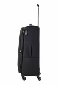 Valise noire à roulettes avec une poignée rétractable, un extérieur en tissu souple, des compartiments zippés et quatre roulettes pivotantes pour la mobilité.