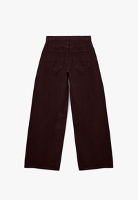 Wijde burgundy broek van katoen, met twee achterzakken en een nette afwerking. Zichtbare stiksels langs de tailleband.