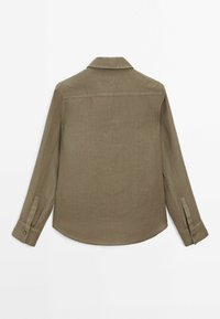 Olivgrön, långärmad skjorta i ett lätt material, med standardkrage och knappade ärmslut, samt rundad nederkant.