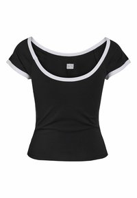 Chemise noire cintrée à manches courtes avec un large décolleté arrondi et un liseré blanc le long du col et des manches.