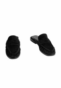 Scarpe slip-on in suede nero con tacco basso, caratterizzate da una banda decorativa nella parte anteriore e dettagli arricciati lungo i bordi.