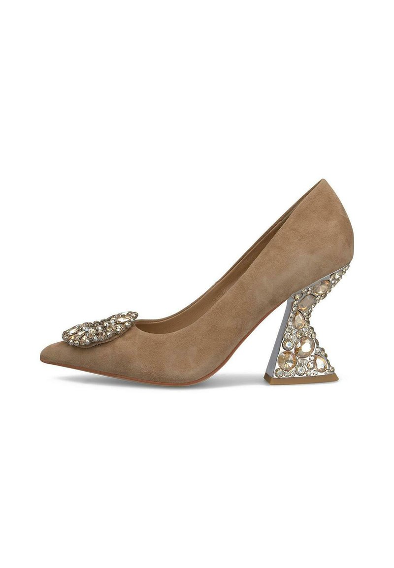 Scarpa con tacco alto in suede beige, dotata di punta affusolata e una spilla decorativa, con un tacco triangolare adornato di cristalli.