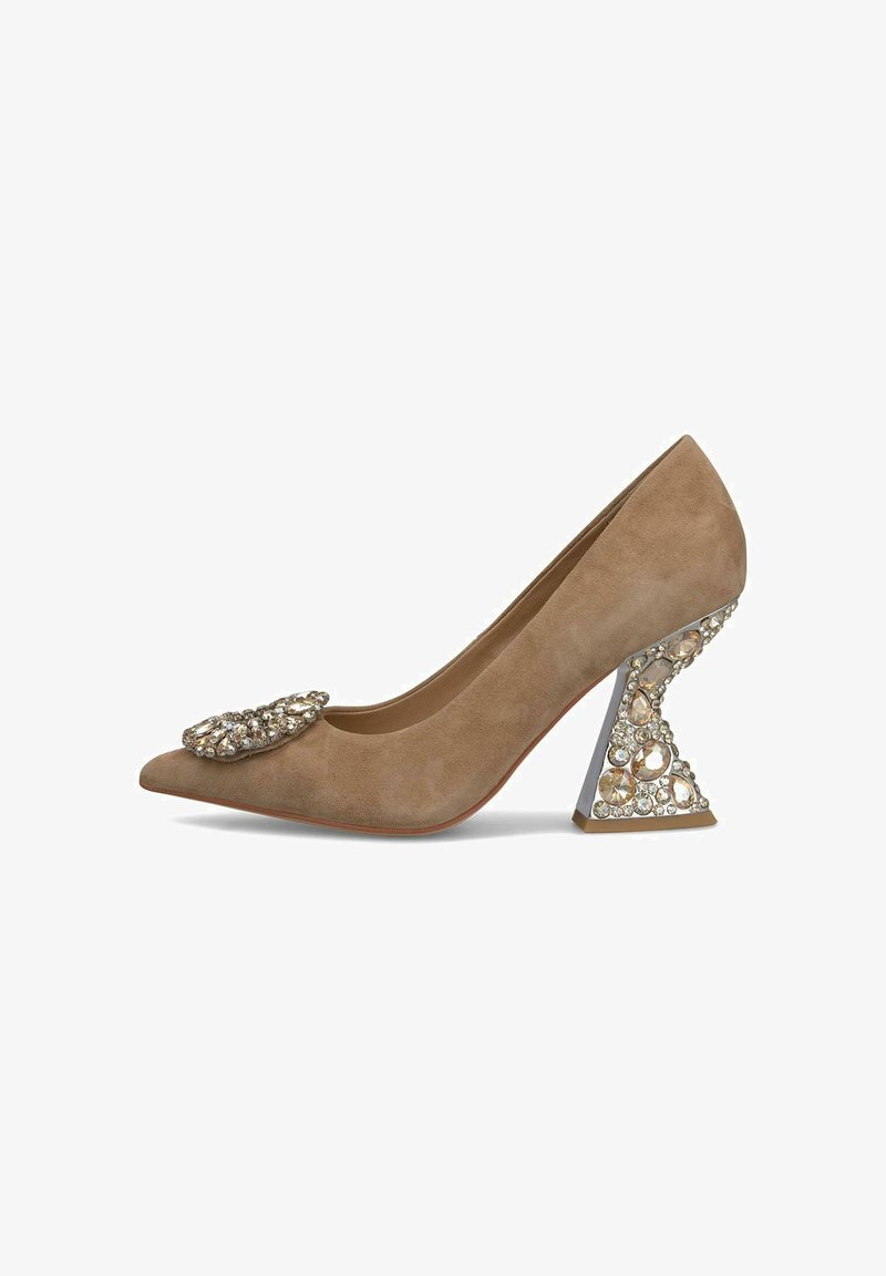 Chaussure à talon haut en daim beige avec un bout pointu et une broche ornée, dotée d'un talon triangulaire orné de cristaux.