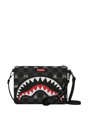 Borsa a tracolla nera a quadri con grafica di denti di squalo rossi e bianchi e piccoli teschi bianchi a cartone animato, tracolla staccabile inclusa.