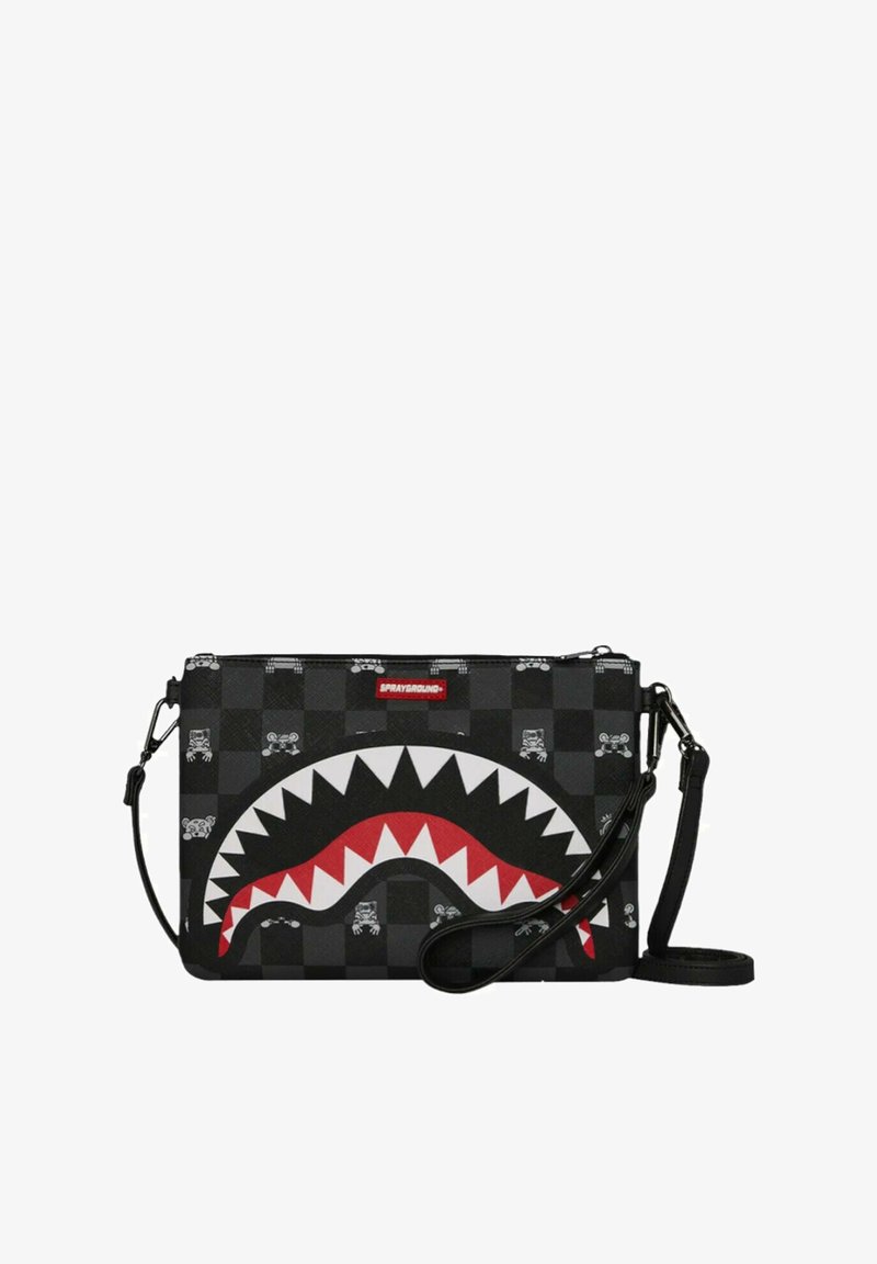 Borsa a tracolla nera a quadri con grafica di denti di squalo rossi e bianchi e piccoli teschi bianchi a cartone animato, tracolla staccabile inclusa.