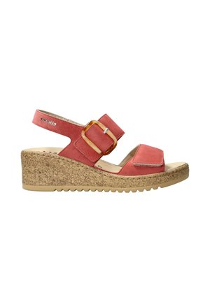 Sandale compensée en daim rouge avec semelle en liège, grande boucle en écaille de tortue et bride Velcro sur les orteils sur fond blanc.