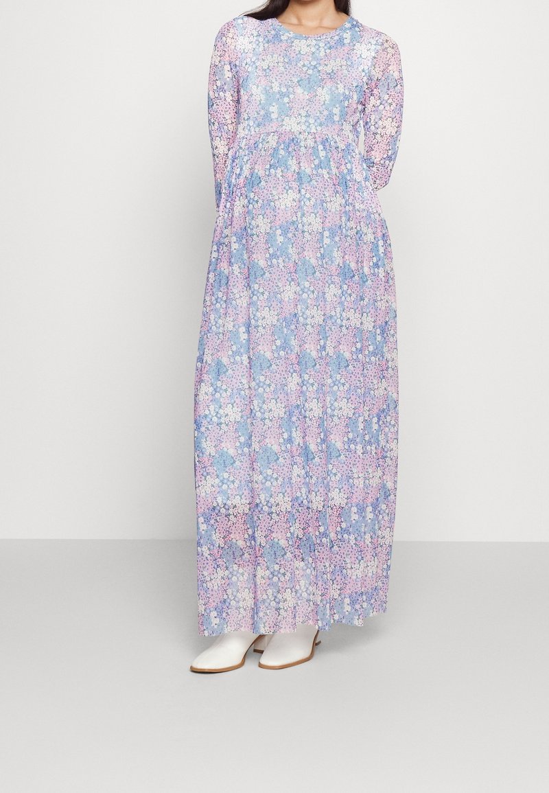 Maxi sukienka w kwiatowy wzór z pastelowymi kolorami: fioletowym, różowym i niebieskim. Długie rękawy i lekka tkanina z dopasowanym fasonem.