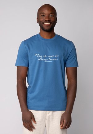 Blau katoenen t-shirt met witte tekst "Dat is een mooie boom." Korte mouwen en ronde halslijn.