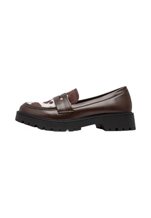 Mocassin en cuir marron avec un panneau en fourrure texturé et à motifs tachetés, et une semelle en caoutchouc noir épaisse dotée d'un design de profil robuste.
