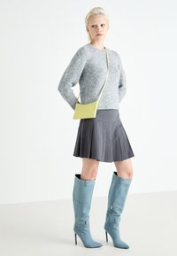 Vero Moda VMBAYA SHORT SKIRT  - A-silueta svārki - asphalt