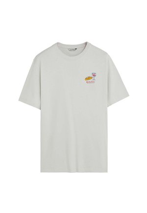 Camiseta blanca de manga corta con un pequeño bordado en el pecho que muestra un pan, una copa de vino y el texto "Scalpers".