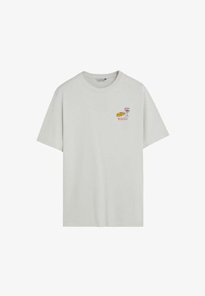 Camiseta blanca de manga corta con un pequeño bordado en el pecho que muestra un pan, una copa de vino y el texto "Scalpers".