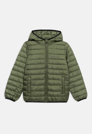 Lahka olivno zelena prešita jakna s kapuco, z zadrgo spredaj, stranskimi žepi in elastičnimi zapestji, zasnovana za hladno vreme.