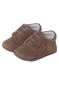 Scarpe per bambini in suede marrone con punte arrotondate, dettagli di cucitura e chiusura con lacci. Presentano piccole perforazioni e una morbida fodera interna.