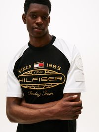 Tommy Hilfiger F1 MOVIE GRAPHIC RINGER T-SHIRT - T-shirts med print - black/ecru