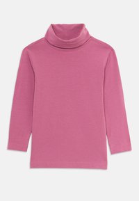 Langermet rosa polo med brettet krage, enkel design og glatt stoff, lagt flatt på en hvit bakgrunn.