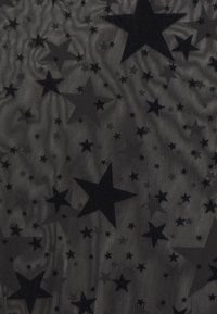 Černá látka s různými velikostmi černých hvězd a menších vzorů hvězd na tmavém pozadí, s texturovaným povrchem.