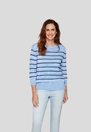 Helles blau gestreiftes Shirt aus weichem Strickstoff mit Rundhalsausschnitt, Dreiviertelärmeln und einem leicht gerippten Saum. Getragen mit heller Jeans.