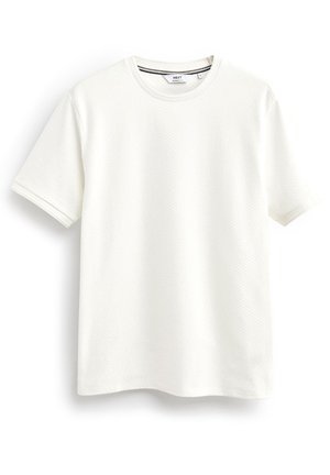 T-shirt bianca a maniche corte con scollo rotondo, con un sottile motivo orizzontale a trama e etichetta con vestibilità regolare all'interno del colletto.