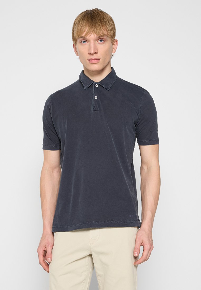 Marineblaues Polohemd mit kurzen Ärmeln, einem Kragen, einer Drei-Knopf-Leiste und gestickten Details. Hergestellt aus weichem, strukturiertem Stoff.